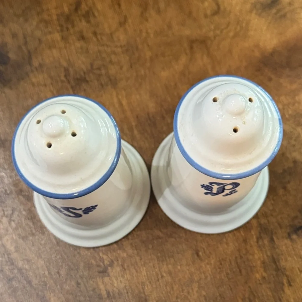 Pfaltzgraff Yorktowne salt and pepper shaker set - Picture 4 of 10